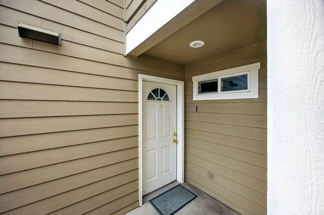 Building Photo - Comfortable 2-Bedroom Apartment in Desirable East Medford