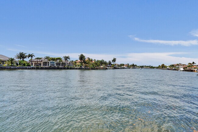 Building Photo - 1717 N Riverside Dr