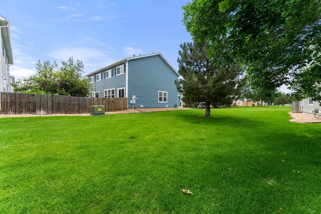 Building Photo - End-unit townhome in Cherry Creek School D...