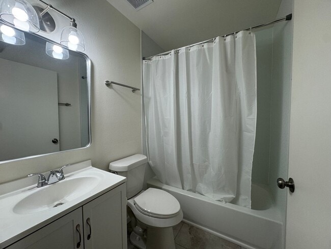 Building Photo - 507 S Lea Ave