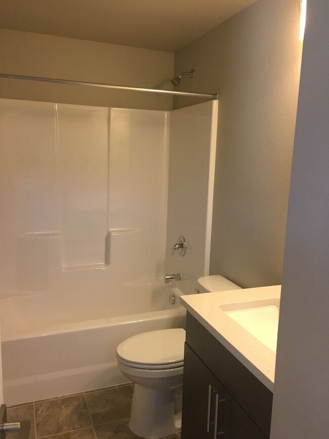 Building Photo - Cozy 2BR Home with A/C & Garage – Animal Friendly in Bend, OR - PENDING APPLICATION