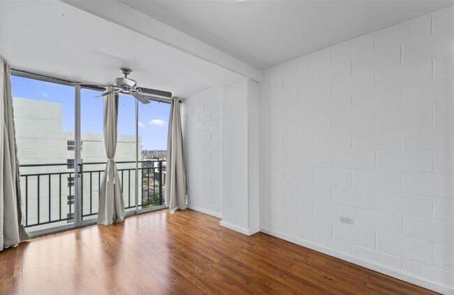 Building Photo - The Townhouse 1 Bed, 1 Bath, 1 Covered Parking with A/C