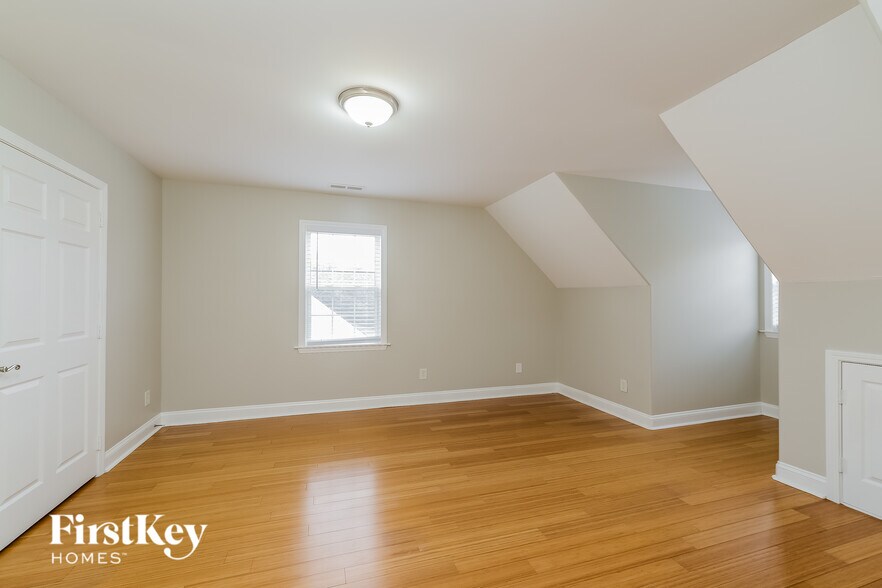 Building Photo - 5819 Willowdale Dr
