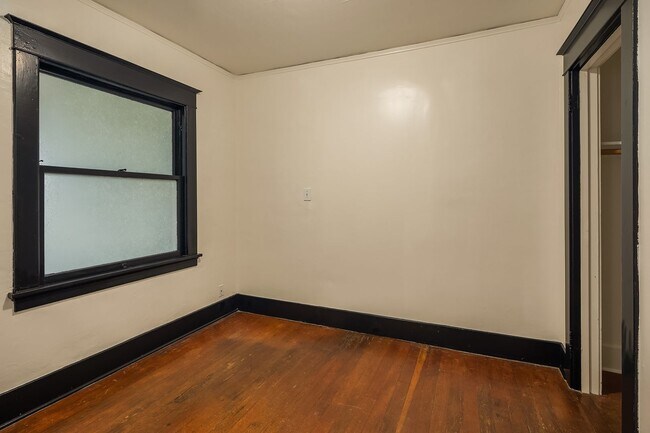 Building Photo - Charming 3 Bedroom In The Heart Of Stadium...