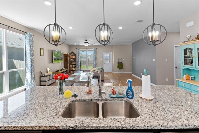 Building Photo - 121 Lazy Lizzy Rd