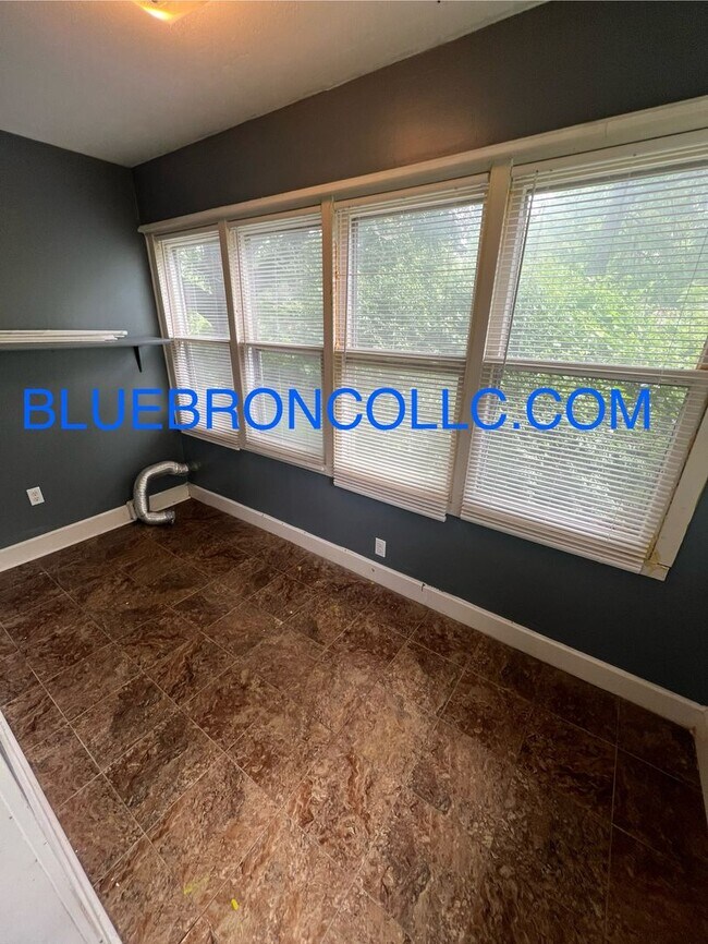 Building Photo - Cute 2 bedroom 1 bathroom home on corner lot.