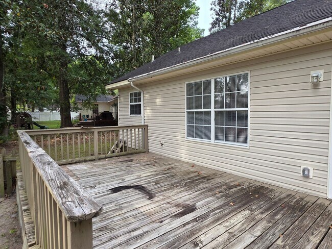 Building Photo - Woodbury Subdivision. 3 bedrooms. 2 baths. Converted garage to bonus room. Family with vaulted ce...
