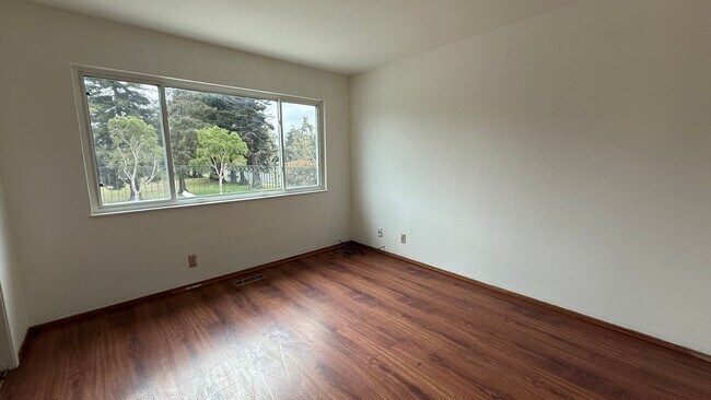 Building Photo - 1081 Holly St