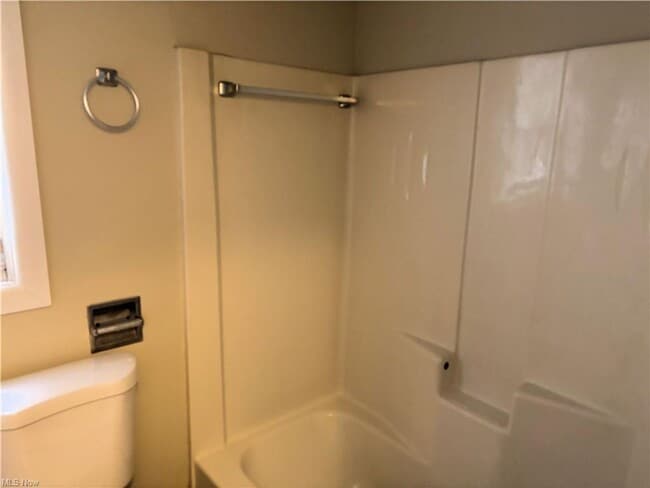 Building Photo - Charming 5-bedroom, 2-bathroom house locat...