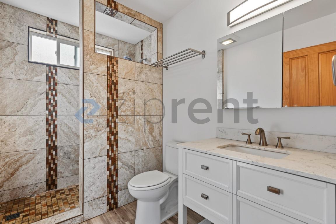 Building Photo - Unit B
