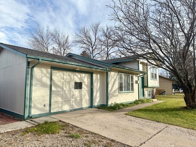 Building Photo - Great 3 bedroom 2 bath Home with Attached ...