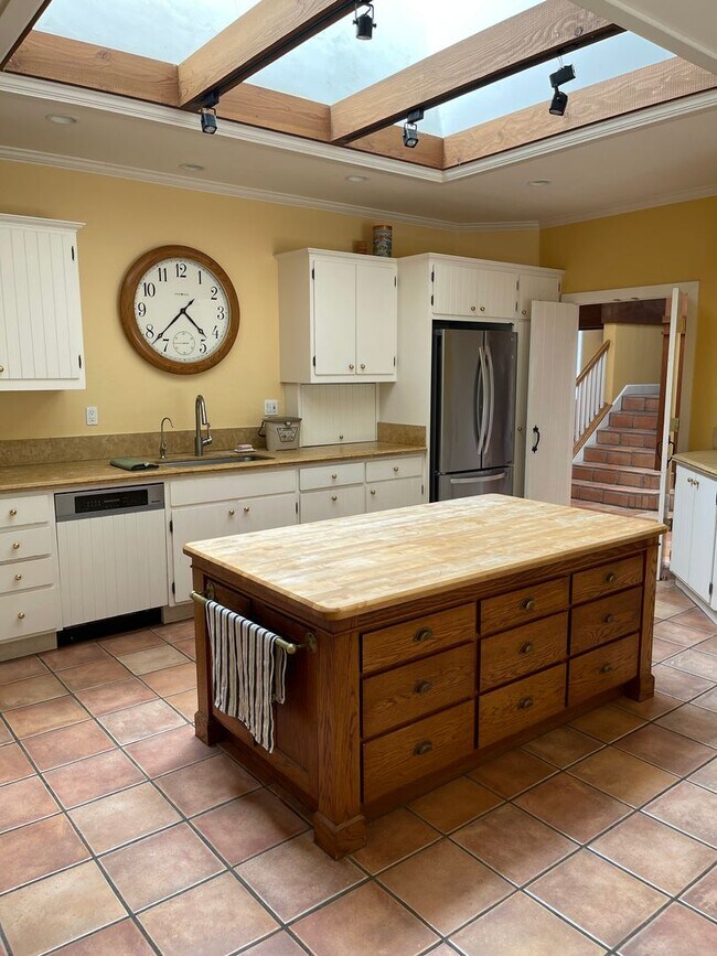 Building Photo - Spacious hilltop home, cul de sac location, fabulous views, Excellent Palo Alto Schools!