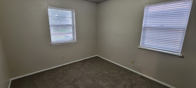 Building Photo - GREAT THREE BEDROOM 2 BATH HOME IN NORTH CLOVIS