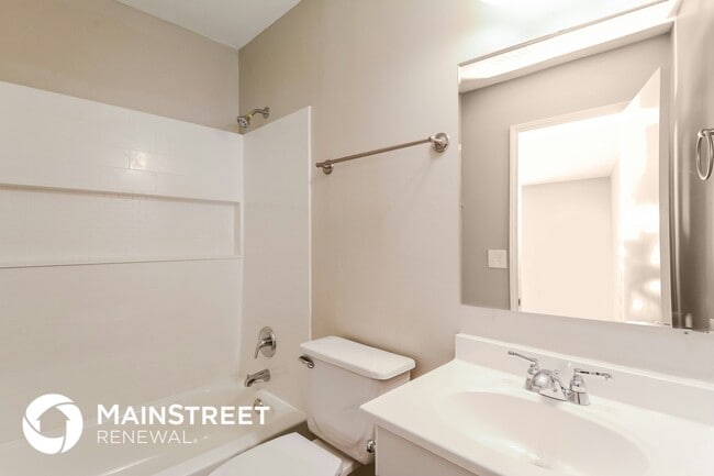 Building Photo - 4312 Oakcrest Dr