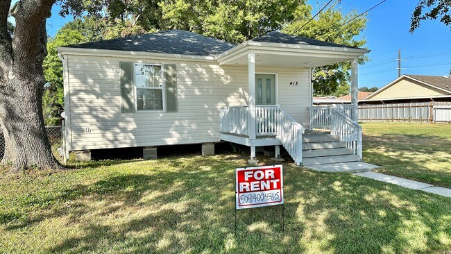 Building Photo - 413 Trist Pl