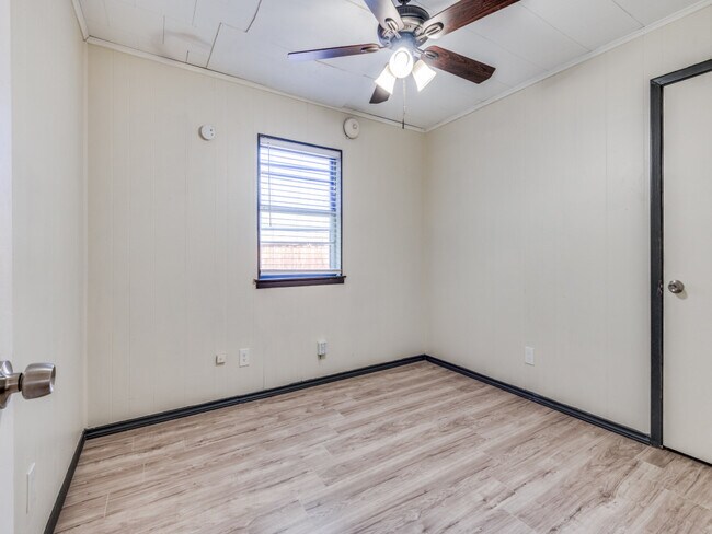 Building Photo - 9311 Oakland Dr