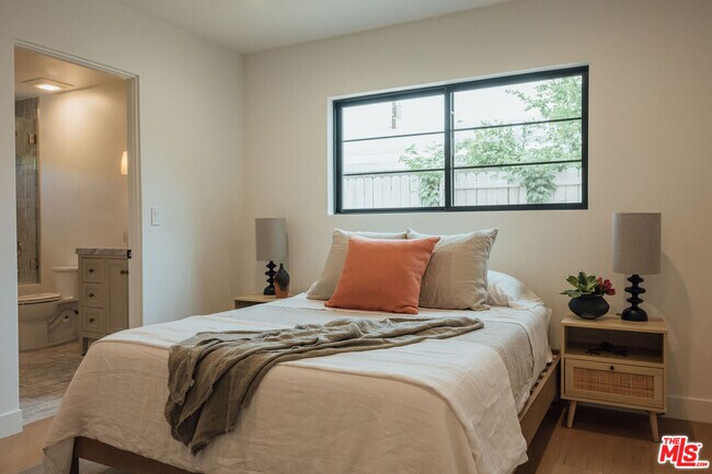 Building Photo - 1560 S Calle Palo Fierro