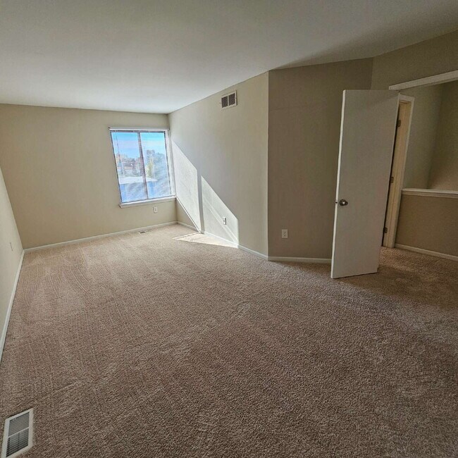Building Photo - 2-bedroom, 1.5 bath that features two bedr...