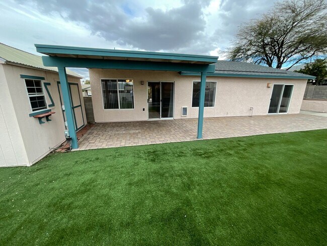 Building Photo - Pool and spa with Mountain views