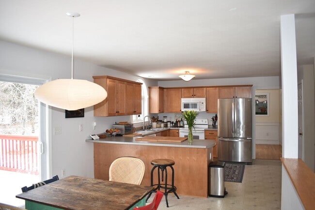 Building Photo - 4 Bed, 2.5 Bath House