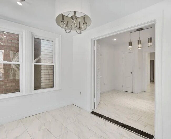 Building Photo - 2 Kitchen Home in Forest Hills - Ideal for Shared Living