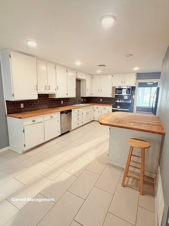 Building Photo - Spacious 5 Bedroom, 3 bath