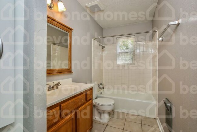 Building Photo - Cozy & gorgeous 3 bedroom / 1.5 baths with...