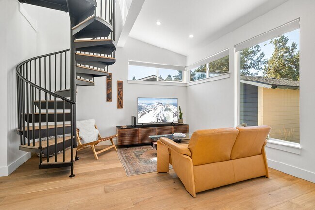 Building Photo - 142 SW Roosevelt Ave