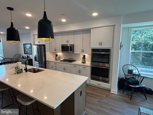 Building Photo - 5030 Longmire Wy