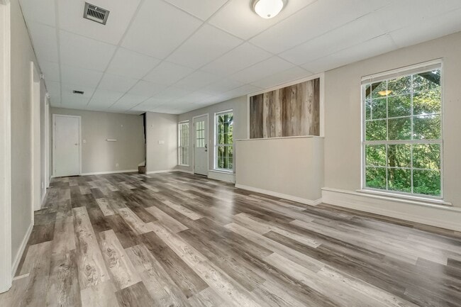 Building Photo - Private Walkout Basement Unit Overlooking ...