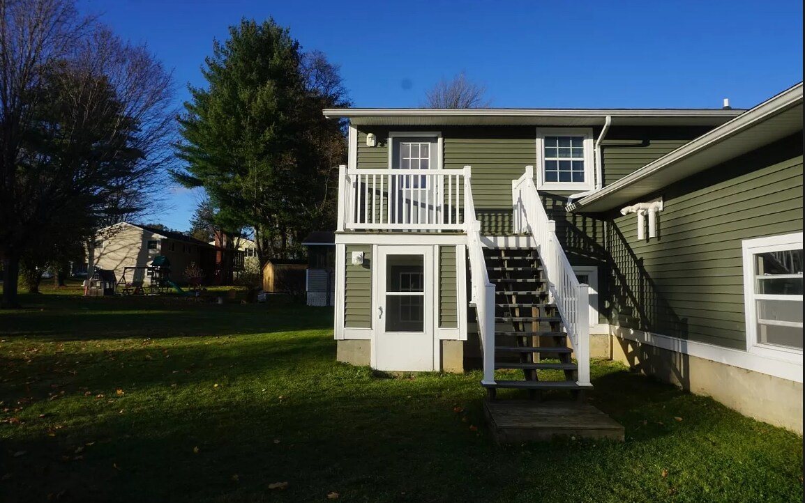 Building Photo - 10 Southview Dr