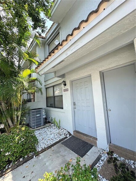 Building Photo - 9865 Riverside Dr