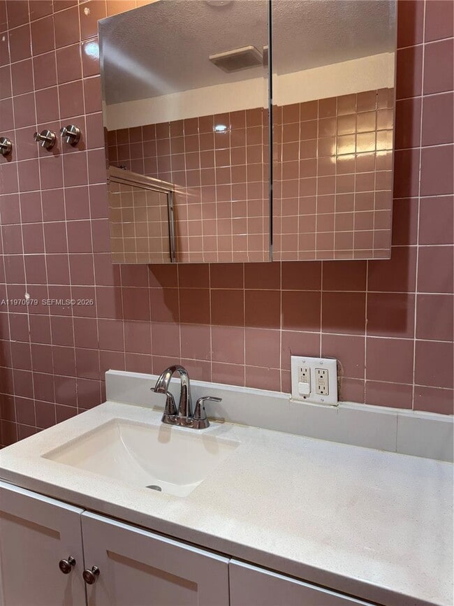 Building Photo - 470 NE 127th St