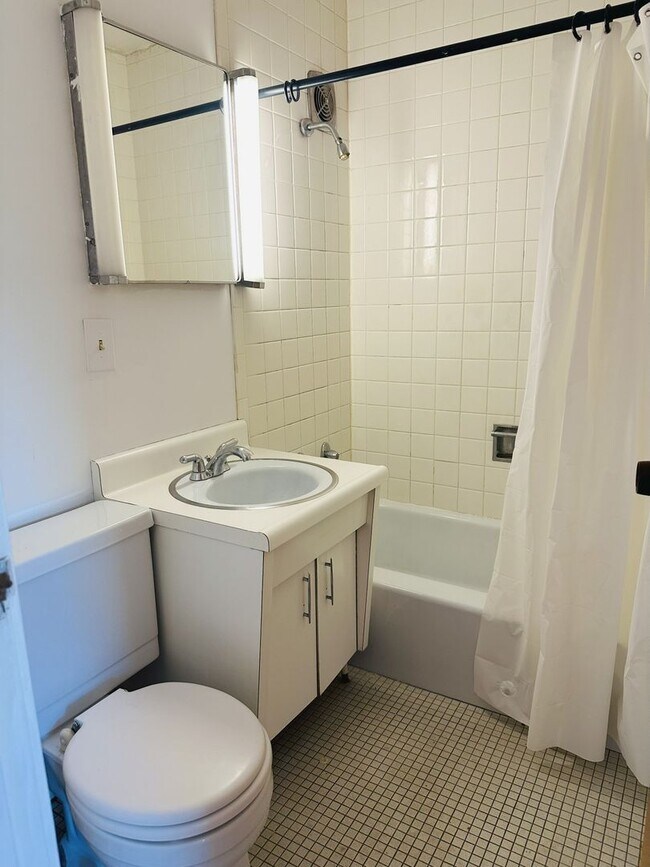 Building Photo - Hyde Park Town-House for Rent
