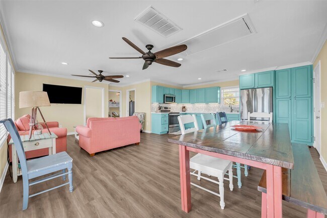 Building Photo - 610 Surf Dr