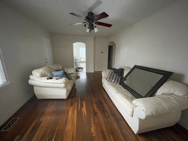 Building Photo - 2727 Stratford Dr