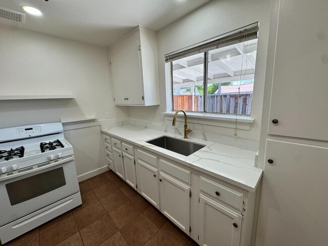 Building Photo - 961 S 7th St