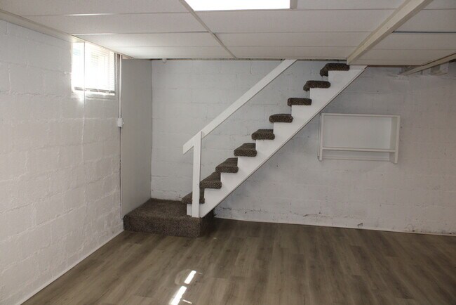 Building Photo - Move in Special - 3bed 2 bath in KCK off T...