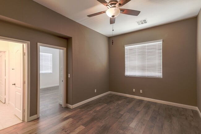 Building Photo - Fabulous Single Story 3 Bedroom Home Conve...