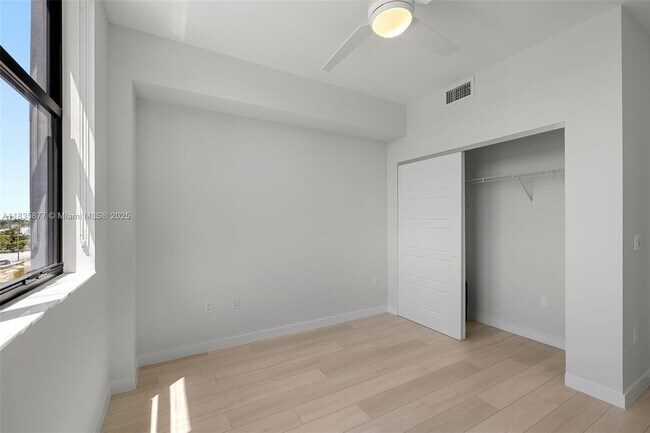 Building Photo - 555 NE 8th St