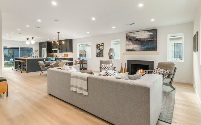 Building Photo - 3840 Somerset Dr