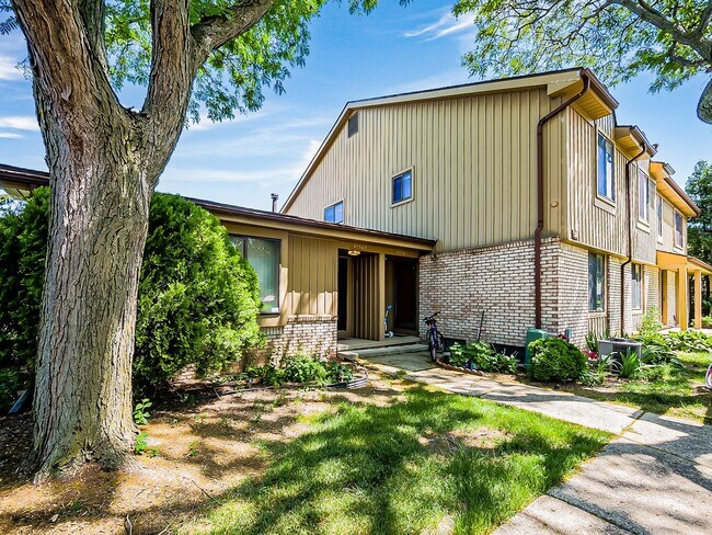Building Photo - 41562 Bedford Dr