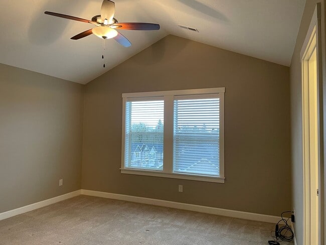Building Photo - LUXURY 4 BD TOWNHOME! GATED PARKER VILLAGE...