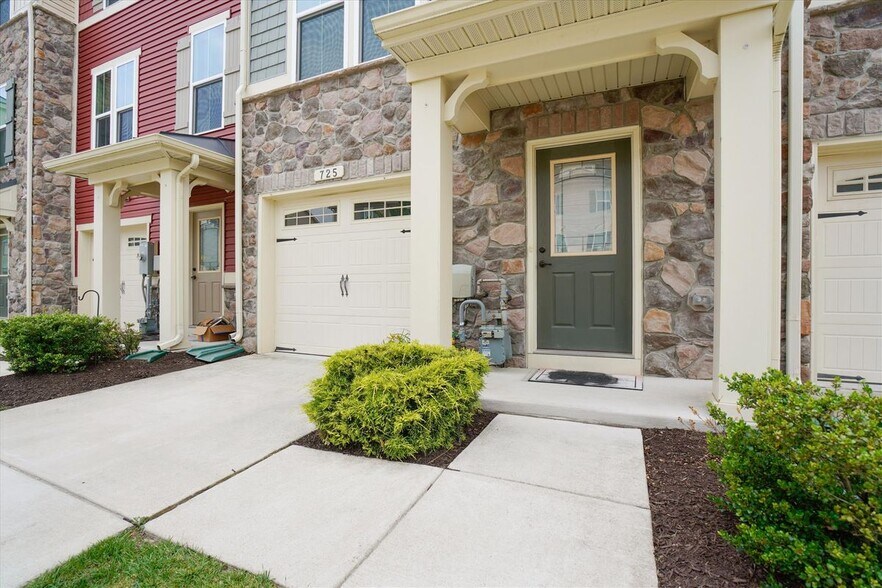 Building Photo - 725 Apple Orchard Dr