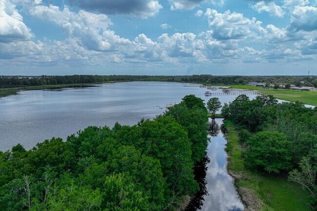 Building Photo - Beautiful 3/3 Pool Home in Gated Community W/ Lake Access