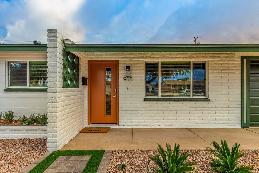Building Photo - 955 E Marigold Ln