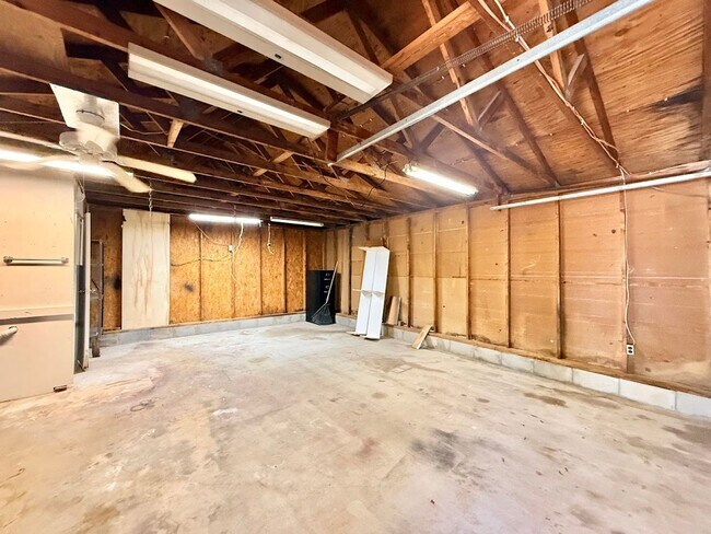 Building Photo - Large and Spacious 3/3 on near half acre NO HOA!