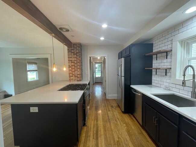 Building Photo - Charming Bungalow