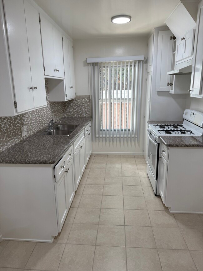 Building Photo - 622 Myrtle Ave