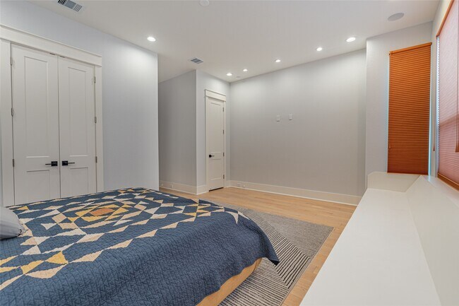 Building Photo - 406 Fenn St